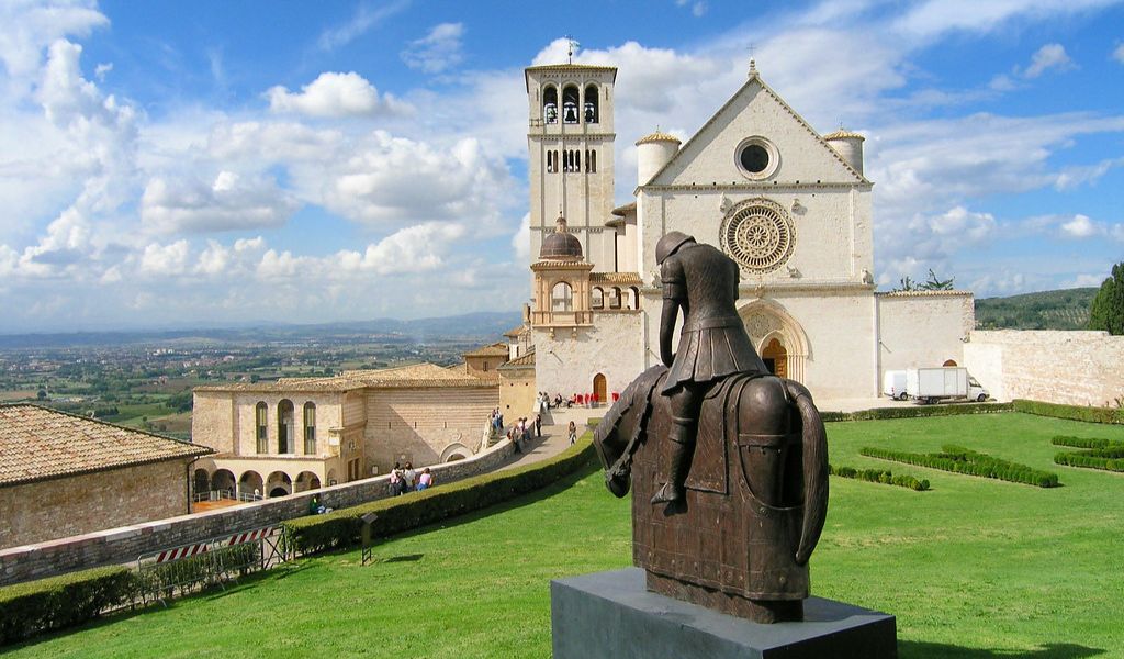 Many tourists visit the Basilica di San Francesco.