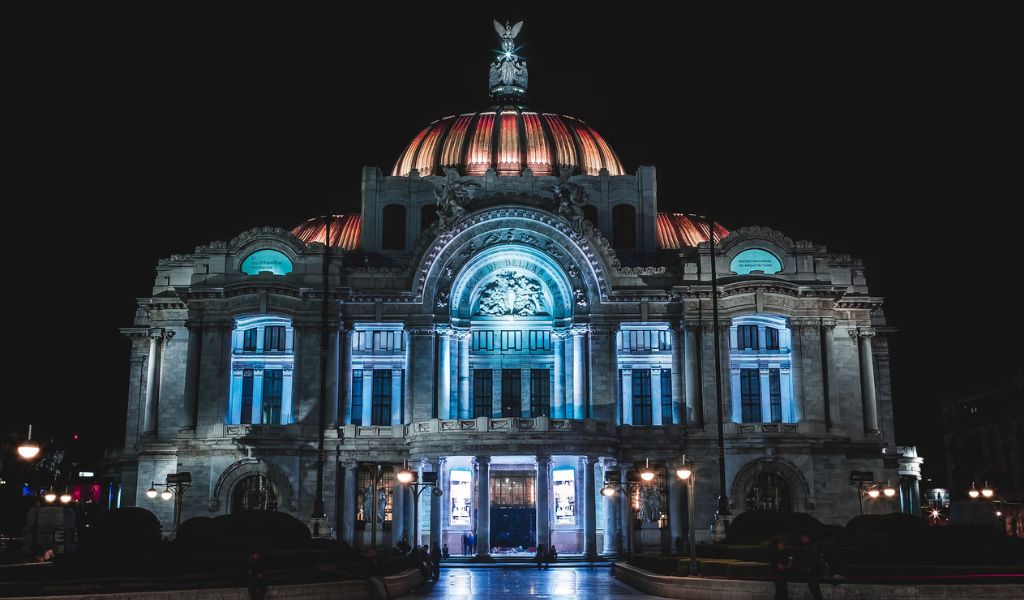 The prominent cultural art in Mexico called the Palacio de Bellas Artes