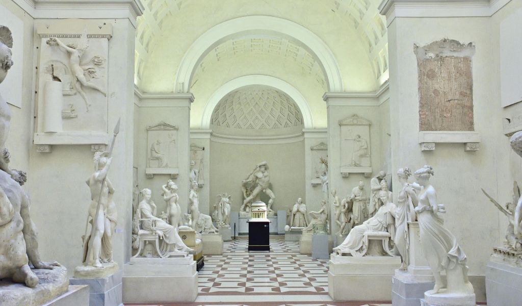 White room with different arts and statues in the Treviso.