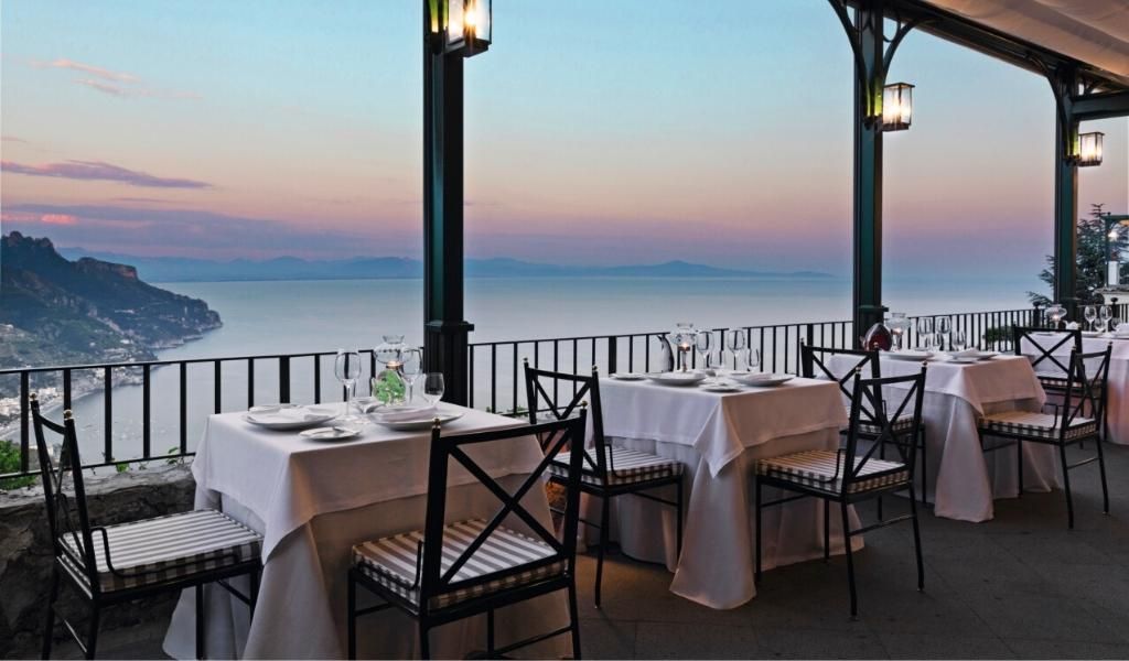 A nighttime restaurant with a view of the Mediterranean Sea in Palazzo Avino
