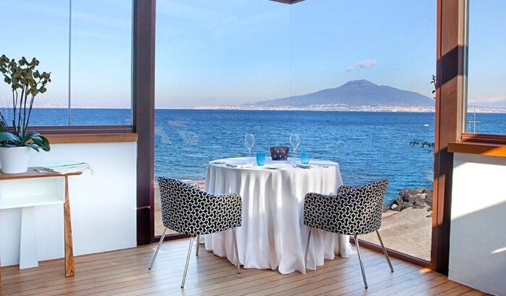 A contemporary cuisine with views of an impressive seascape in Torre del Sarracino, Amalfi coast
