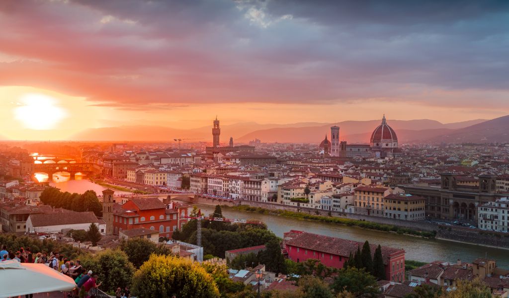 Florence is a historic Italian city rich in art and sculptures and offers many luxury hotels to accommodate tourists who decide to visit it