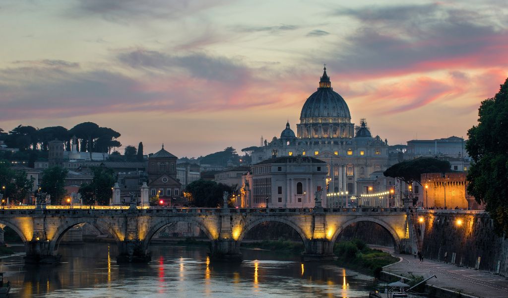 In Rome you can make personalized itineraries to make the honeymoon very romantic