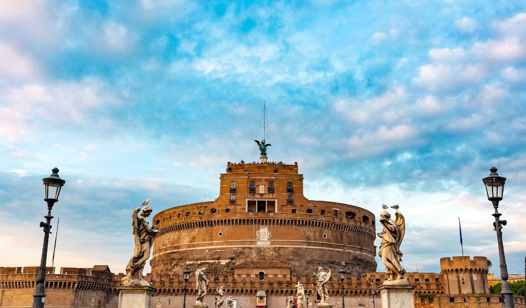 In Rome you can have many varied experiences: from private visits to historical monuments to helicopter tours