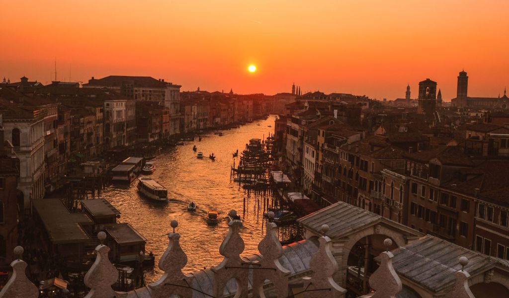 The view from a rooftop of Venice, an ideal destination to see when taking a private tour