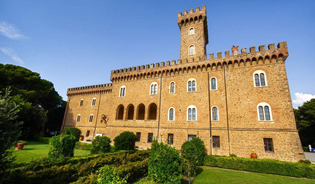 A castle in Tuscany that can be visited with a private tour
