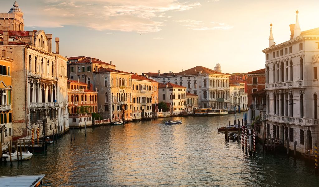 The tourists booked a private tour of Venice by boat through Luxo Italia, in an exclusive canal