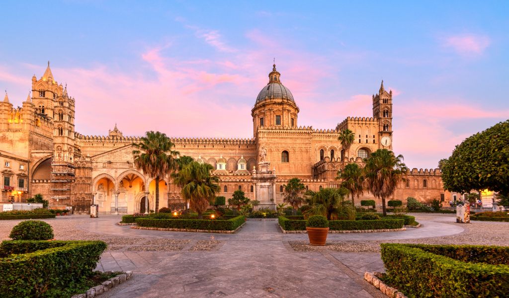 The beautiful square of Palermo visited during a private tour in Italy