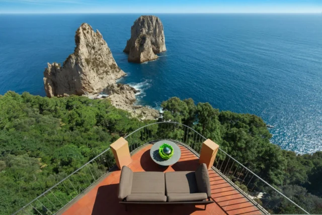 ✨ Experience the true Dolcevita in Capri with Luxo Italia! 🌊 Private suites with stunning balconies, breathtaking views, and authentic Italian cuisine that delights every sense. Your dream escape awaits—where the real dolcevita comes to life. 🇮🇹🍝 #LuxoItalia #CapriVibes #Dolcevita #ItalianEscape