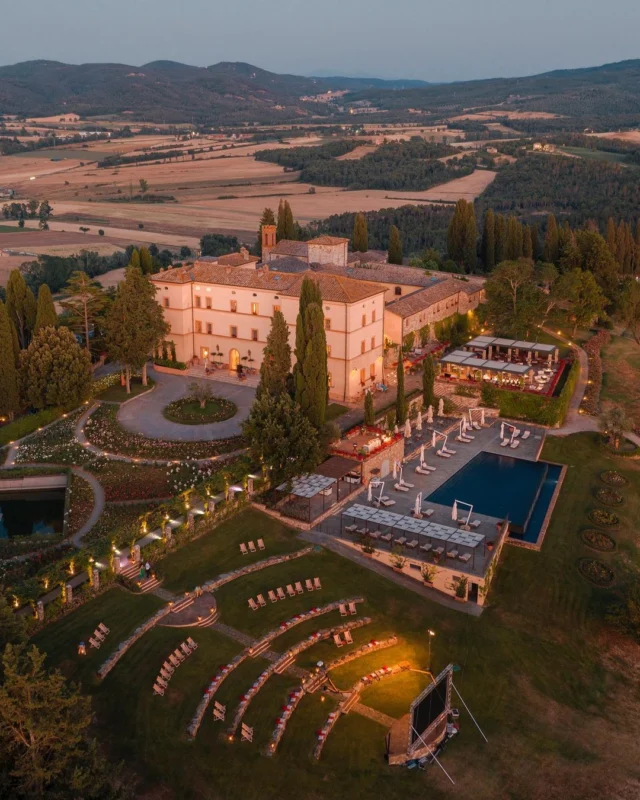 ✨🍂 Experience the enchanting allure of Tuscany this September and October! 🌅 Immerse yourself in breathtaking landscapes, indulge in exquisite cuisine, and savor world-renowned wines. 🍷 Let Luxo Italia guide you through a luxurious journey filled with magical moments. Your Italian dream awaits! 🇮🇹✨ #TuscanyTreasures #LuxoItalia